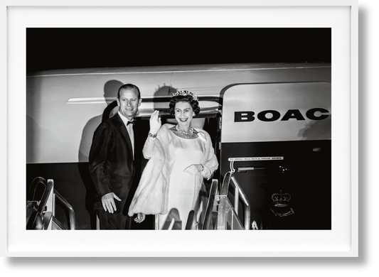Her Majesty. Vivienne Westwood Edition No. 501–1,000. Harry Benson ‘Royal Departure’ (German, French, English) (SA)